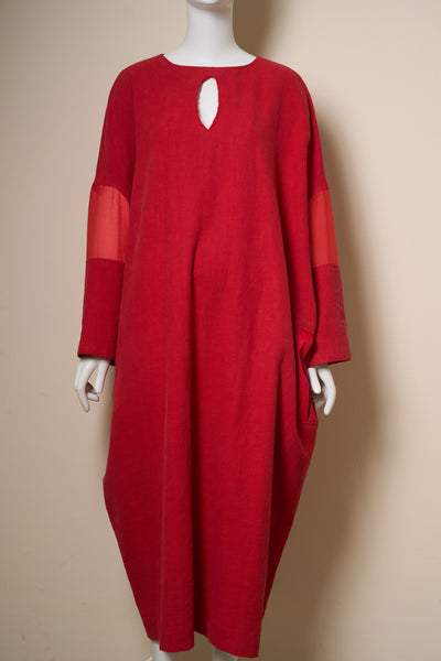 Rotes Leinenkleid mit Details