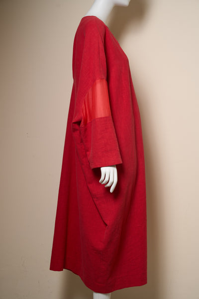 Rotes Leinenkleid mit Details