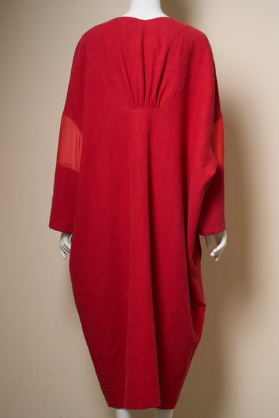 Rotes Leinenkleid mit Details