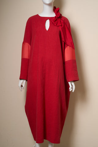Rotes Leinenkleid mit Details